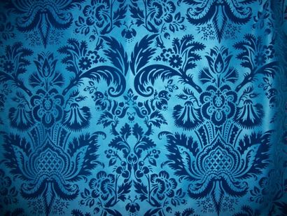 null Velours MONACO, Edmond Petit, style Régence, fond bleu, décor gaufré d’une large...