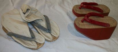 null Deux paires de sandales chinoises. Une paire à hautes semelles en bois.