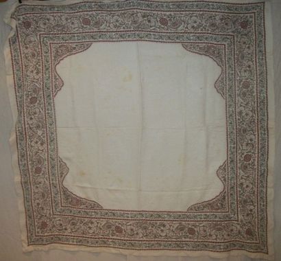 null Nappe, Inde, début XXème siècle, coton imprimé et brodé au point de chainette...