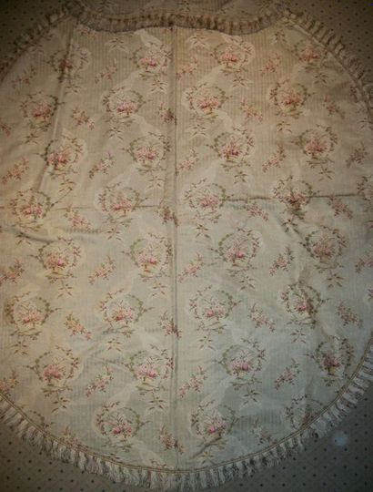 null Deux tapis de table, de forme ovale et rognon, style du XVIIIème siècle, façonné...