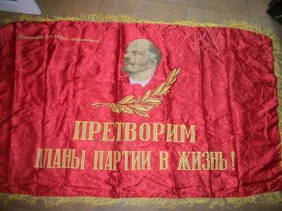 null Drapeau rouge, URSS, XXème siècle, satin rouge décor imprimé du portrait de...