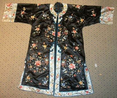 null Robe informelle de femme Han, Chine, début XXème siècle, satin noir, décor brodé...