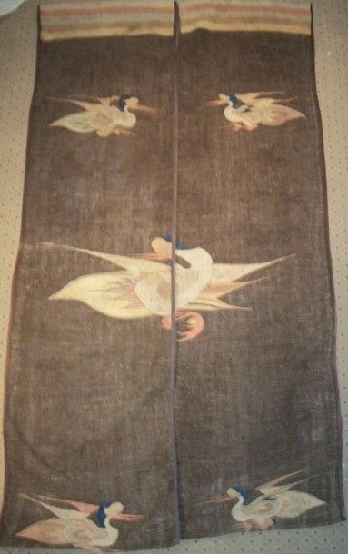 null Tenture constituée de deux rideaux en tapisserie de laine, Chine, début XXème...
