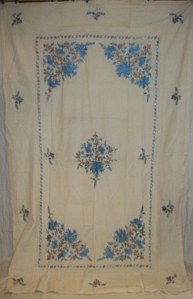 null Nappe, Inde, coton crème, décor brodé en camaïeu bleu d'une gerbe de fleurs,...