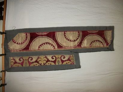 null Deux fragments de velours, Turquie, XVIème siècle, velours rouge, décor tramé...