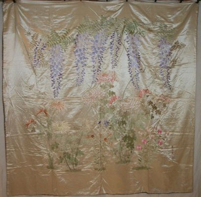 null Tenture, Chine du Sud, vers 1900, satin crème, décor brodé polychrome de fleurs...