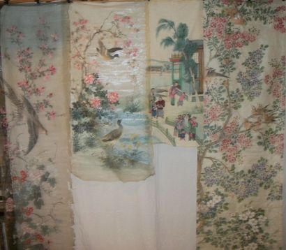 null Quatre lés de gaze de soie, Chine, XIXème siècle, décor peint de fleurs, oiseaux...