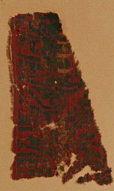 null Fragment de façonné, Espagne, XIIème siècle, fond satin rouge, décor vert.
Leonie...