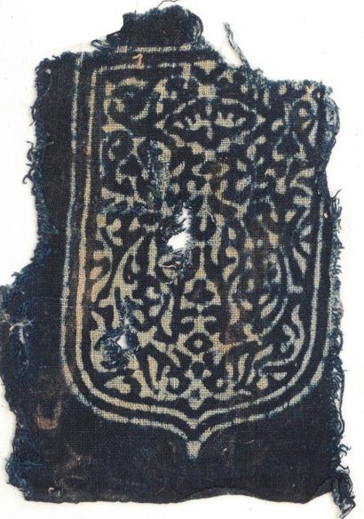 null Écusson de lambrequin en coton imprimé à la réserve en indigo, Inde XIV-XVe...