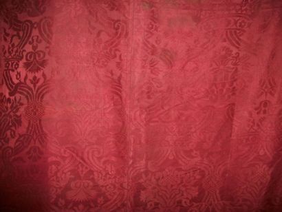 null Panneau de damas rouge, XVIème siècle, gerbe de fleurs dans un réseau de rubans...