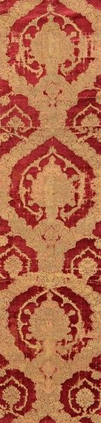 null Velours gothique coupé rouge, Turquie ou Italie, XVIème siècle, décor tramé...