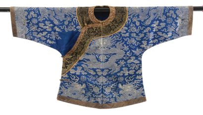 null Veste dragon, Chine, dynastie Qing, vers 1900, taffetas bleu broché crème de...