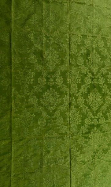 null Panneau de damas vert épinard chiné, milieu XVIIIème siècle, décor d'une gerbe...