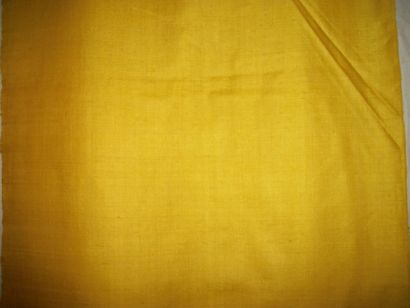 null Laize de satin bourrette jaune bouton d'or, Provence, XVIIIème siècle (tâches).
Métrage...