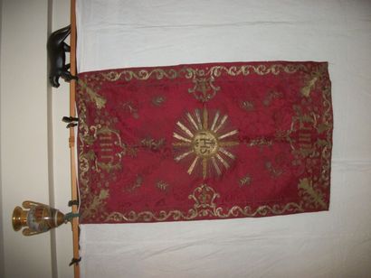 null Voile ou tapis de table, XVIIème siècle, damas rouge brodé or du chiffre IHS...