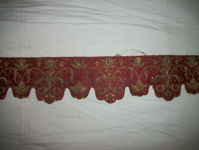 null Lambrequin crénelé, XVIIème siècle, fond satin rouge, décor brodé or de rinceaux...