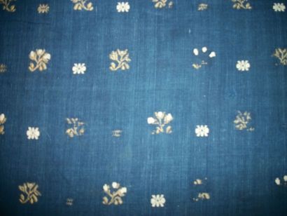 null Cambrasine ou crewel work, vers 1800, toile indigo brochée en laine polychrome...
