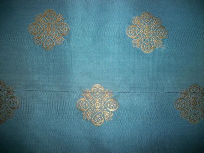 null Cannetillé bleu, début XIXème siècle, décor broché or de rosaces, porte une...