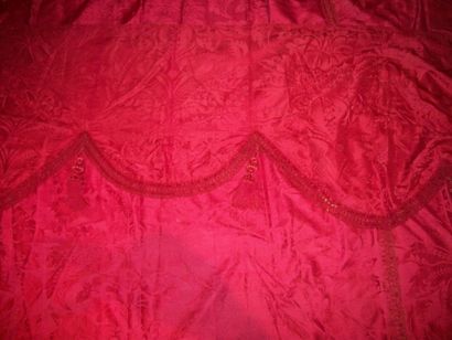 null Paire de rideaux et un lambrequin crénelé en damas rouge, style Louis XIV, décor...