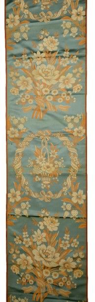 null Lampas, style du XVIIIème siècle, fond satin bleu, décor crème et jaune d'un...