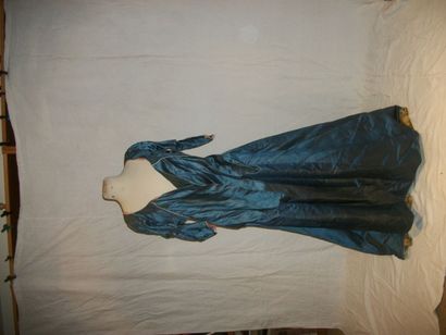 null Robe (jupe et caraco), XVIIIème siècle, satin chiné bleu (transformations).
