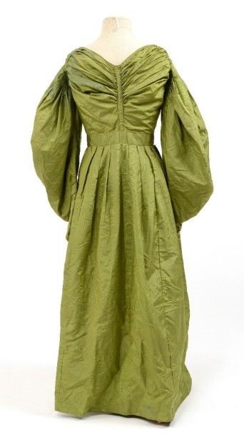 null Robe, vers 1830, taille haute, manches gigot, moire verte.