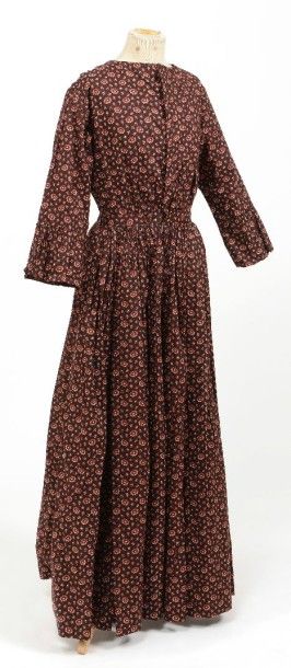 null Robe, vers 1830, plissé à la taille, manches à volants, coton imprimé, fond...