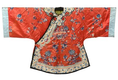 null Manteau de femme Han, Chine, dynastie Qing, vers 1900, satin rouge, décor brodé...