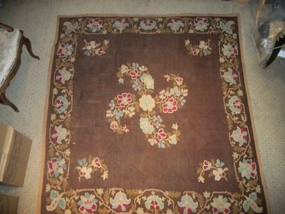 null Tapis au point ras, Aubusson, XIXème siècle, fond brun, décor de gerbes de fleurs...