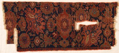 null Fragment de tapis Anatolie, fin XVIème siècle, fond bleu décor rouge de fleurs...
