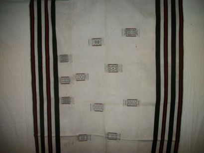 null Vêtement Angami, Birmanie, Naga, façonné de coton blanc rayé noir et rouge,...