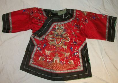 null Robe dragon pour enfant, Chine, début XXème siècle, fond satin rouge, décor...