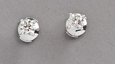 null PAIRE de CLOUS D’OREILLES en or gris (750 millièmes) serti chacun d’un diamant...