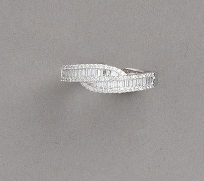 null BAGUE en or gris (750 millièmes) entrecroisé serti de deux alignements de diamants...