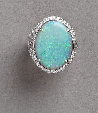 null Importante BAGUE en platine (900 millièmes) serti d’une opale de forme ovale...