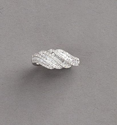 null Fine BAGUE bombée en or gris (750 millièmes) serti d’alignements de diamants...