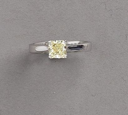 null BAGUE solitaire en or gris (750 millièmes) serti d’un diamant jaune taille radiant...