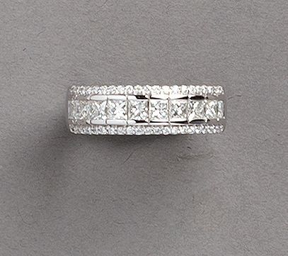 null BAGUE « bandeau » en or gris (750 millièmes) serti de diamants taille princesse,...