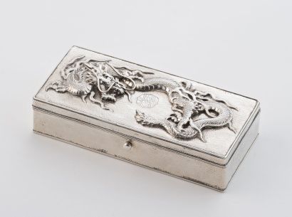 null BOITE rectangulaire en argent (min. 800 millièmes) martelé et repoussé à motifs...