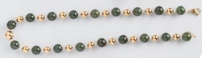 null Long COLLIER en or jaune (750 millièmes) composé de perles rondes de jade jadéite...