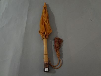 null Ombrelle, manche et mât en bambou (fente), couverte de soie safran (très usé),...