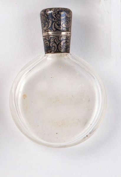 null Flacon à sels en verre blanc, monture argent, poids brut: 34,49 g

H.: 6 cm...