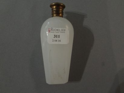 null Flacon à sels en opaline blanche taillé, monture en cuivre

H.: 9 cm.