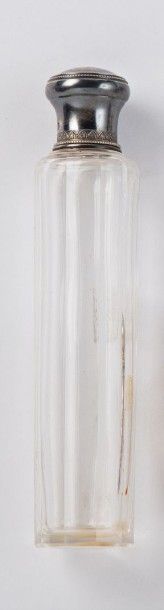 null Flacon en verre taillé blanc, en forme de fût cannelé, monture en argent (950...