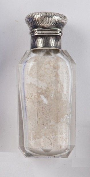 null Flacon à sels en verre taillé blanc, monture en argent, poids brut: 87,05 g

H....