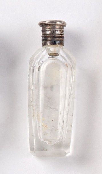 null Petit flacon à sels en verre taillé blanc, monture en argent, poids: 1,14 g

H....
