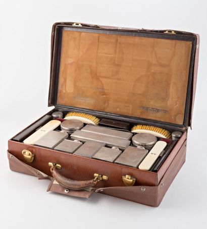 null G. KELLER - Rare NECESSAIRE DE TOILETTE DE VOYAGE dans sa valise en cuir recouverte...