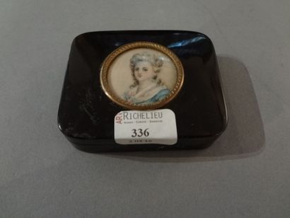 null Boite en écaille incrustée d'une miniature "portrait de femme"

Vers 1900