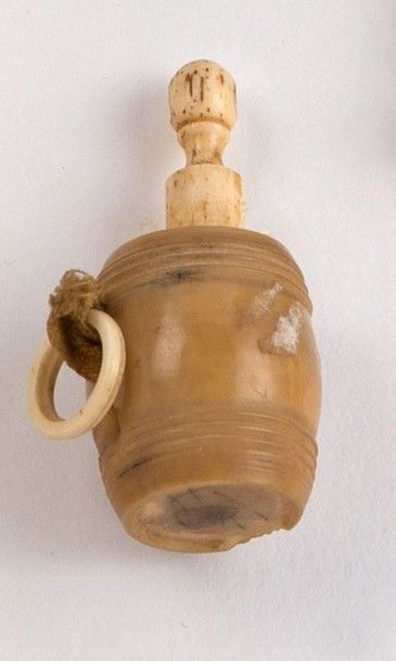 null Mètre de couturière en os en forme de tonneau, fin XIXe siècle (fente)