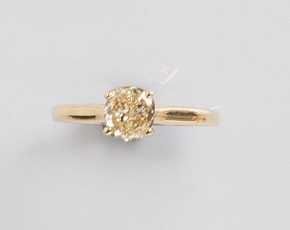 null BAGUE solitaire en or jaune (750 millièmes) serti d’un diamant jaune taille...